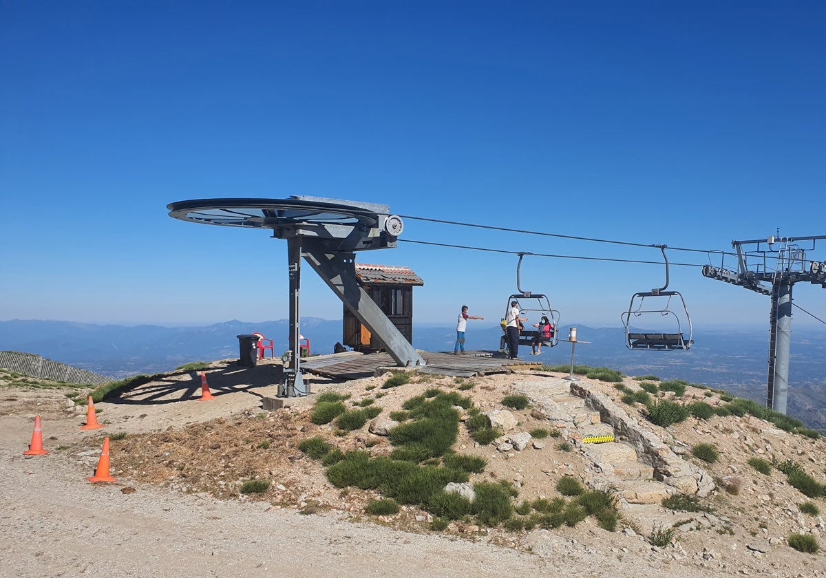 Imagen del telesilla en la cota superior de La Covatilla, que será objeto de la revisión para la apertura.