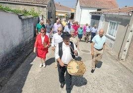 Recorrido al son del tamboril de Bustos hacia la iglesia