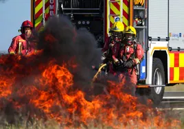 Los Bomberos sofocan un incendio.