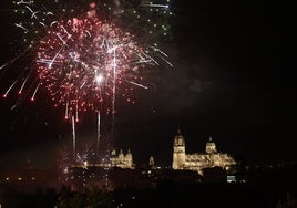 Fuegos artificiales en la ciudad de Salamanca.