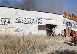 Fuego declarado en una nave de Villamayor.