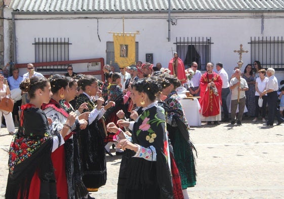 Bailes en la plaza de El Cabaco, frente a la imagen del patrón