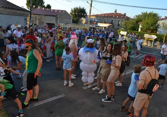 Los grupos antes de iniciar el desfile por el municipio