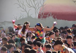 Dos jóvenes disfrutando en hombros de la fiesta de inicio de las fiestas en Alba