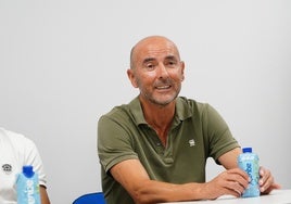 Nandi de Vicente, secretario técnico del club, durante la presentación de los recientes fichajes.