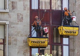 Trabajadores de una empresa salmantina, durante su jornada laboral.