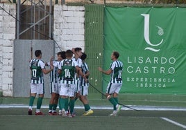 Los jugadores del Guijuelo celebran el tanto conseguido.