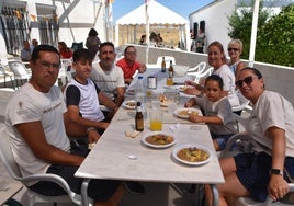 Un grupo de amigos y familiares disfrutando de la caldereta