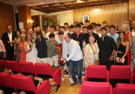 Los pregoneros junto a las autoridades asistentes al acto en el salón de plenos de Alba de Tormes.