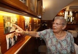 Paulina Andrés señala la foto de la última visita de Camino a su restaurante.