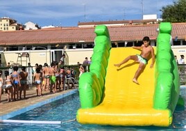 Asistentes a los hinchables acuáticos en Alba.