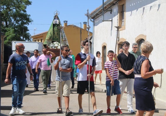 La procesión por las calles de la localidad armuñesa