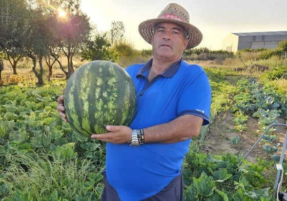 Manolo Vega posa con la sandía de 20 kilos.