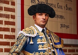 Damián Castaño, liado en el capote de paseo en el patio de cuadrillas de la plaza de toros de Bilbao, preparado para hacer el paseíllo en el cierre de las Corridas Generales.