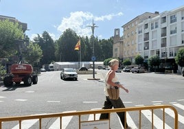 Imagen de la plaza de España en Béjar con el tráfico reanudado en espera de la llegada de los días centrales de las fiestas.