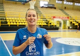 Laura Cornelius posa en el pabellón Würzburg tras su presentación oficial.