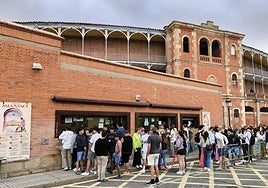 Colas para renovar los abonos para la Feria taurina