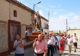 Procesión con San Cristobal por las calles de Malpartida