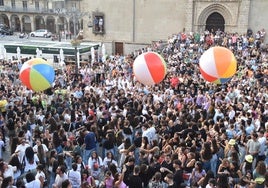 Imagen de la Plaza Mayor de Béjar llena de gente en el inicio festivo en honor a la Virgen del Castañar