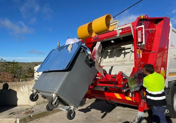 Un camión de recogida de residuos de la mancomunidad Rutas de Alba