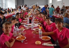 Integrantes de la peña '¿Y tú de quién eres?' durante la comida.