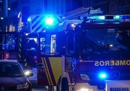 Foto de archivo de dos camiones de Bomberos en una intervención nocturna.