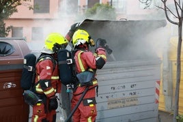 Los bomberos del Ayuntamiento en la calle Luis Sala Balust.