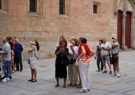 Turistas, en el Patio de Escuelas, aprovechando el descenso de las temperaturas.