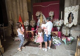 Una familia honra a la patrona de Salamanca.