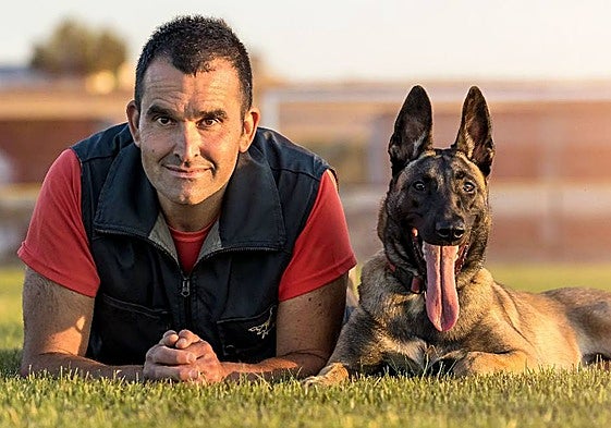 Pedro Bautista junto a uno de sus canes.