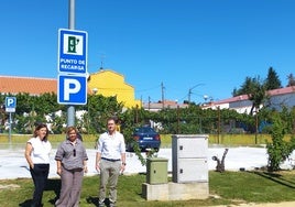 Las concejalas Patricia López y Soraya San Juan, y el alcalde, Enrique García. .