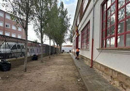 Un operario del Consistorio en el patio del colegio.