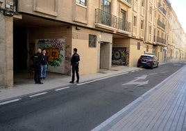 Agentes policiales a las puertas de uno de los gajes afectados.