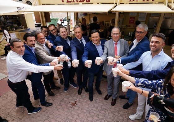 El alcalde y otros representantes de la ciudad en la inauguración de la Feria de Día.