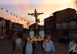 La imagen del Cristo de la Piedad salió de la ermita con la puesta de sol