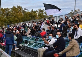 Seguidores del Salamanca UDS en el último derbi en Liga disputado en Guijuelo el pasado 1 de noviembre.