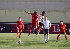 Imagen del último derbi entre el Santa Marta y el Ciudad Rodrigo en Tercera RFEF.