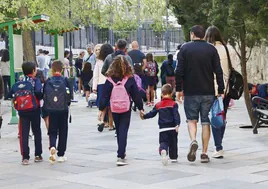 Niños a punto de entrar en el colegio de las Esclavas del Sagrado Corazón durante la mañana de este viernes