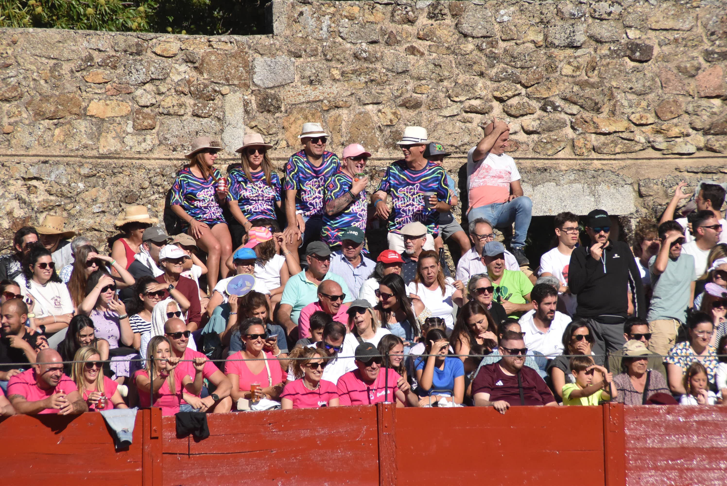 La plaza de toros se queda pequeña en la celebración del Humor Amarillo