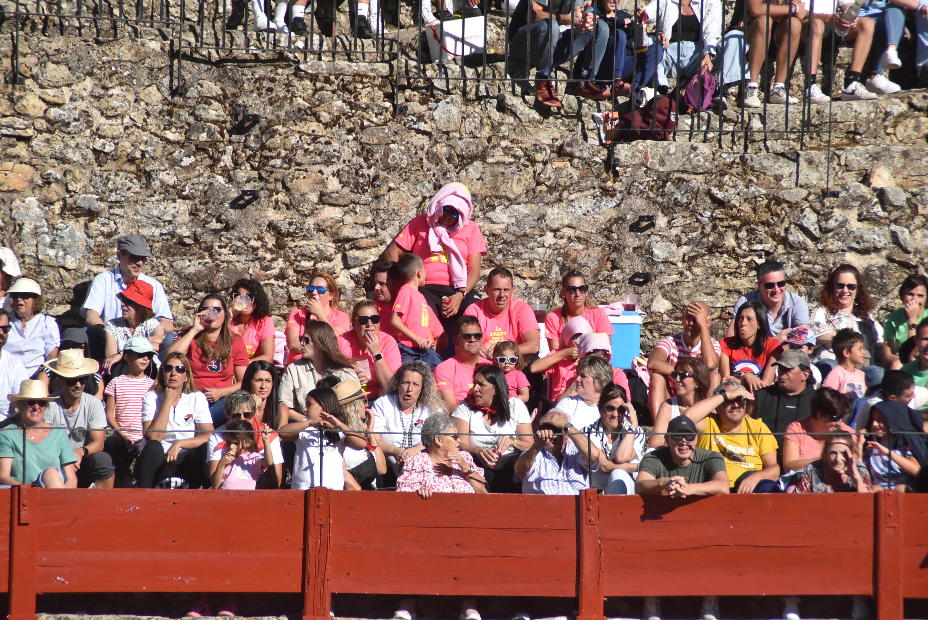 La plaza de toros se queda pequeña en la celebración del Humor Amarillo