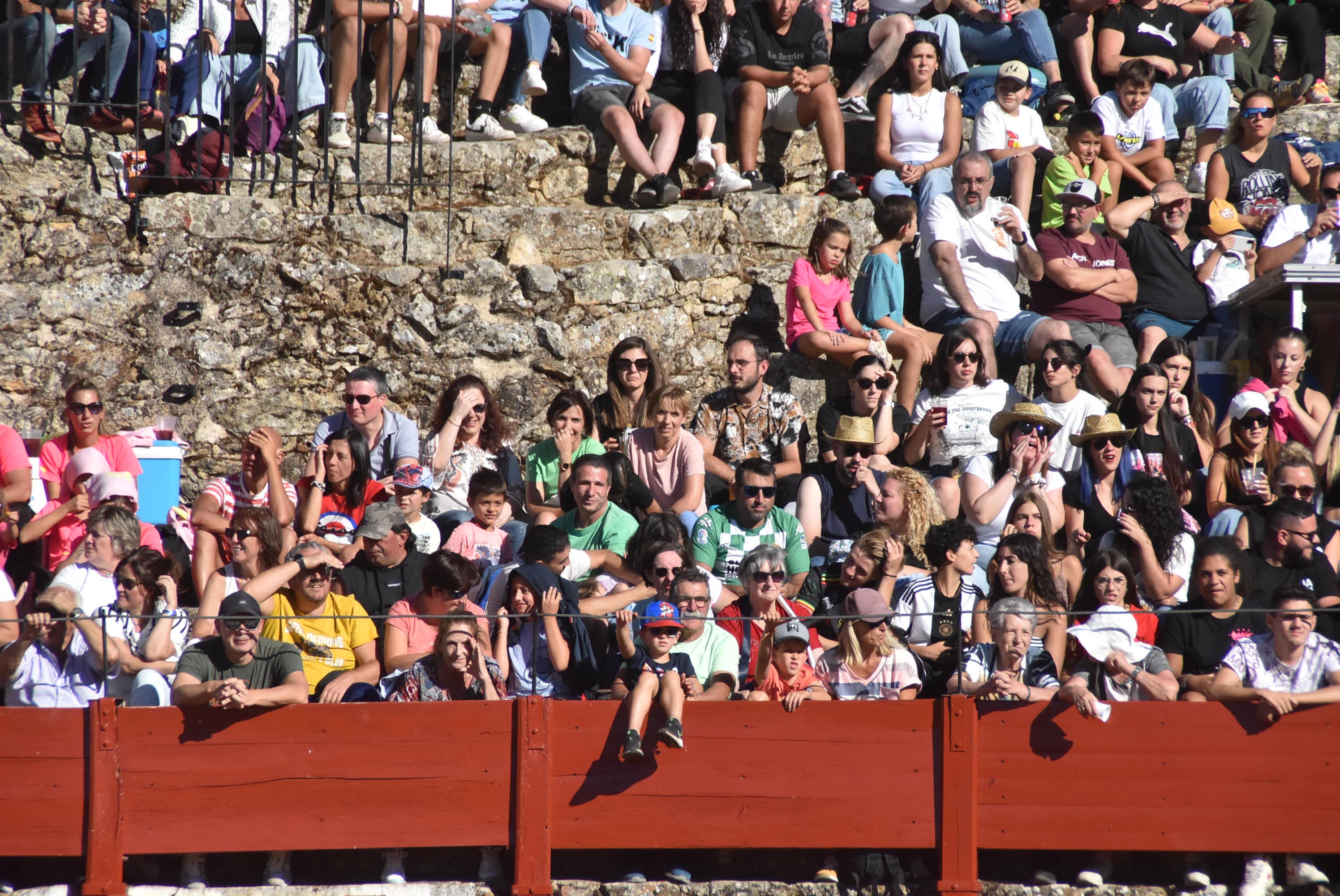 La plaza de toros se queda pequeña en la celebración del Humor Amarillo