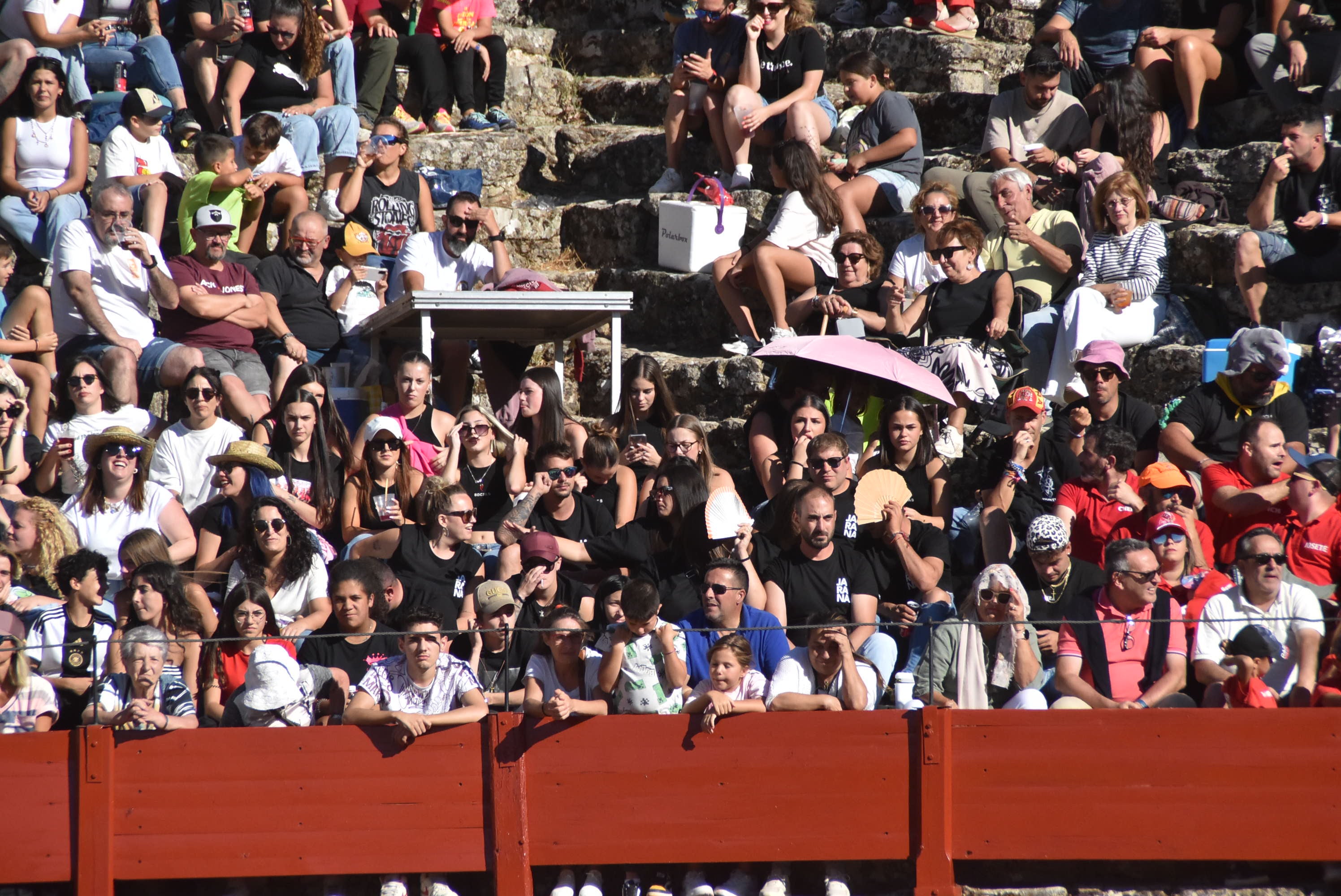 La plaza de toros se queda pequeña en la celebración del Humor Amarillo