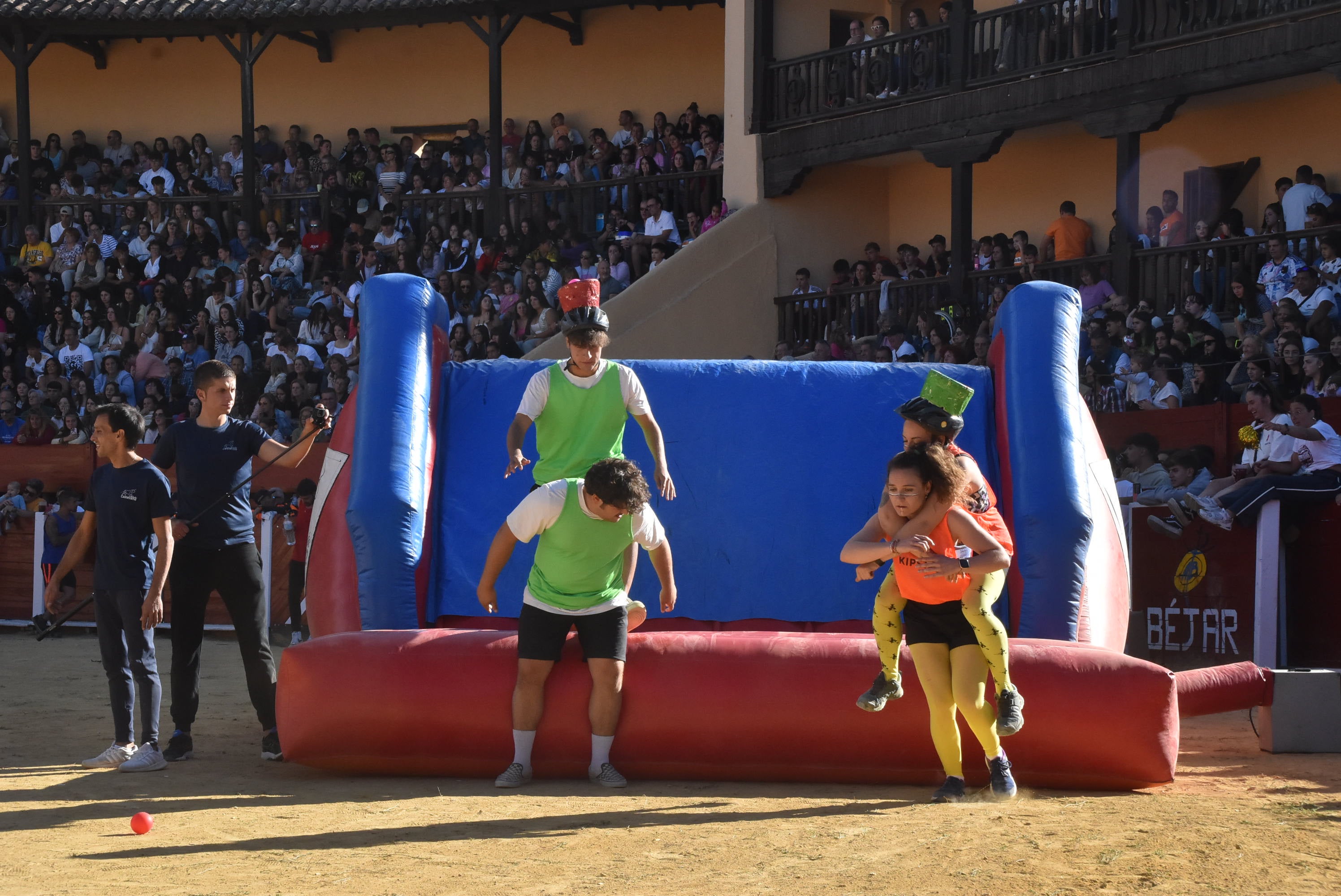 La plaza de toros se queda pequeña en la celebración del Humor Amarillo