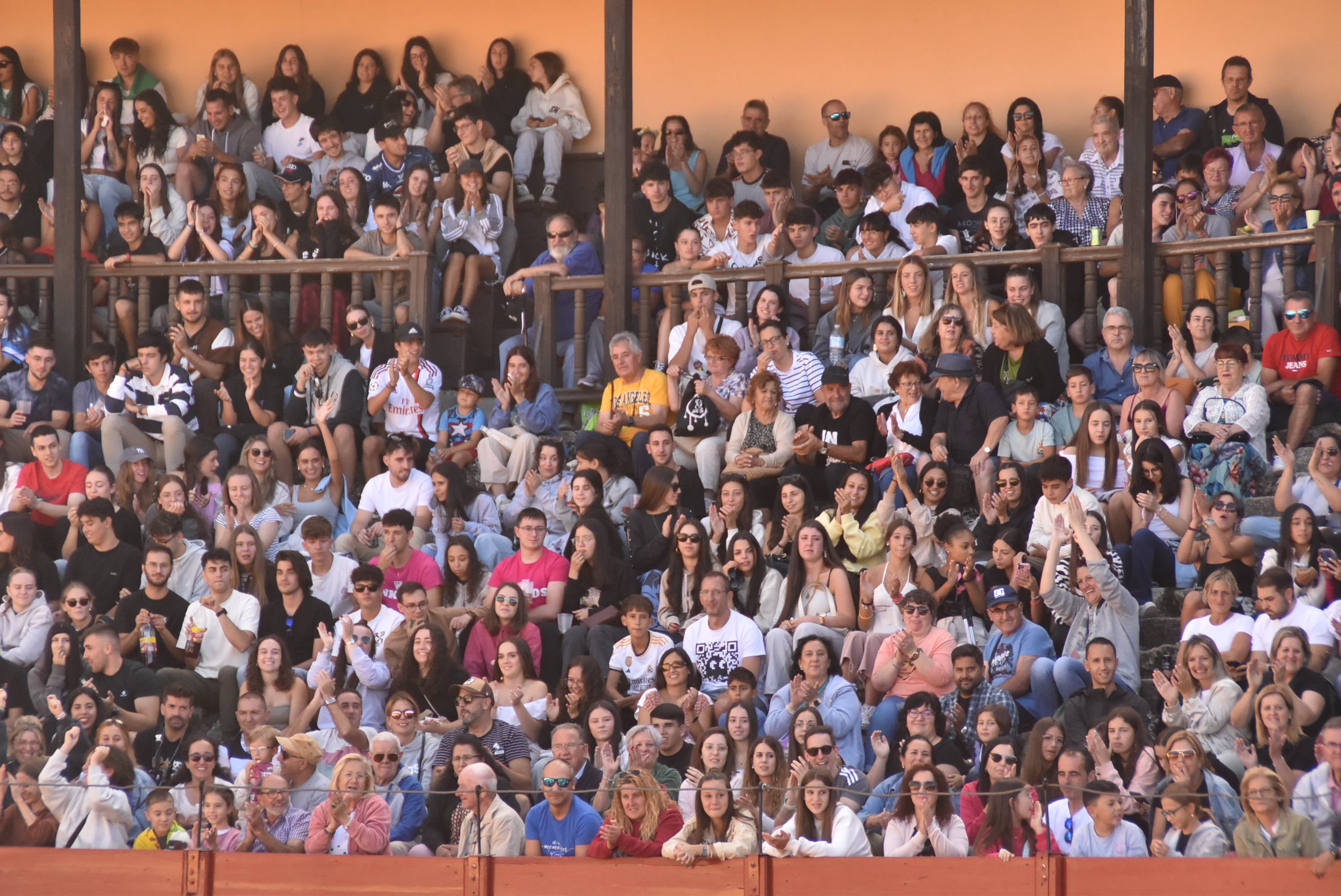 La plaza de toros se queda pequeña en la celebración del Humor Amarillo