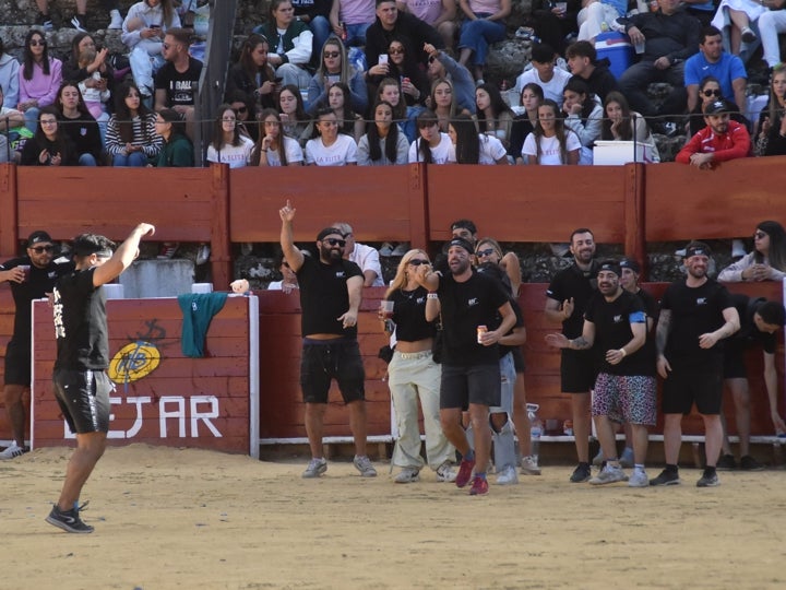 La plaza de toros se queda pequeña en la celebración del Humor Amarillo