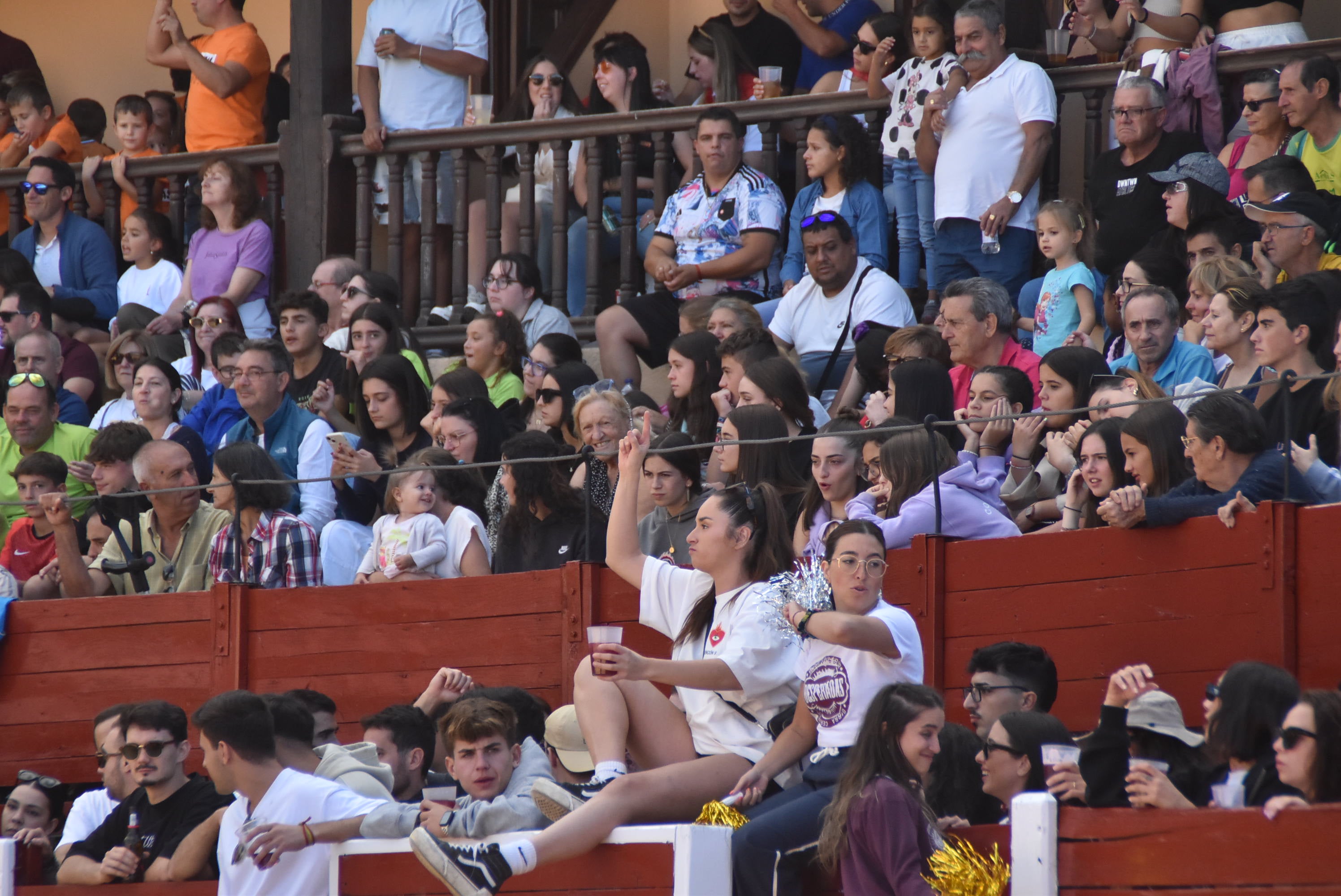 La plaza de toros se queda pequeña en la celebración del Humor Amarillo