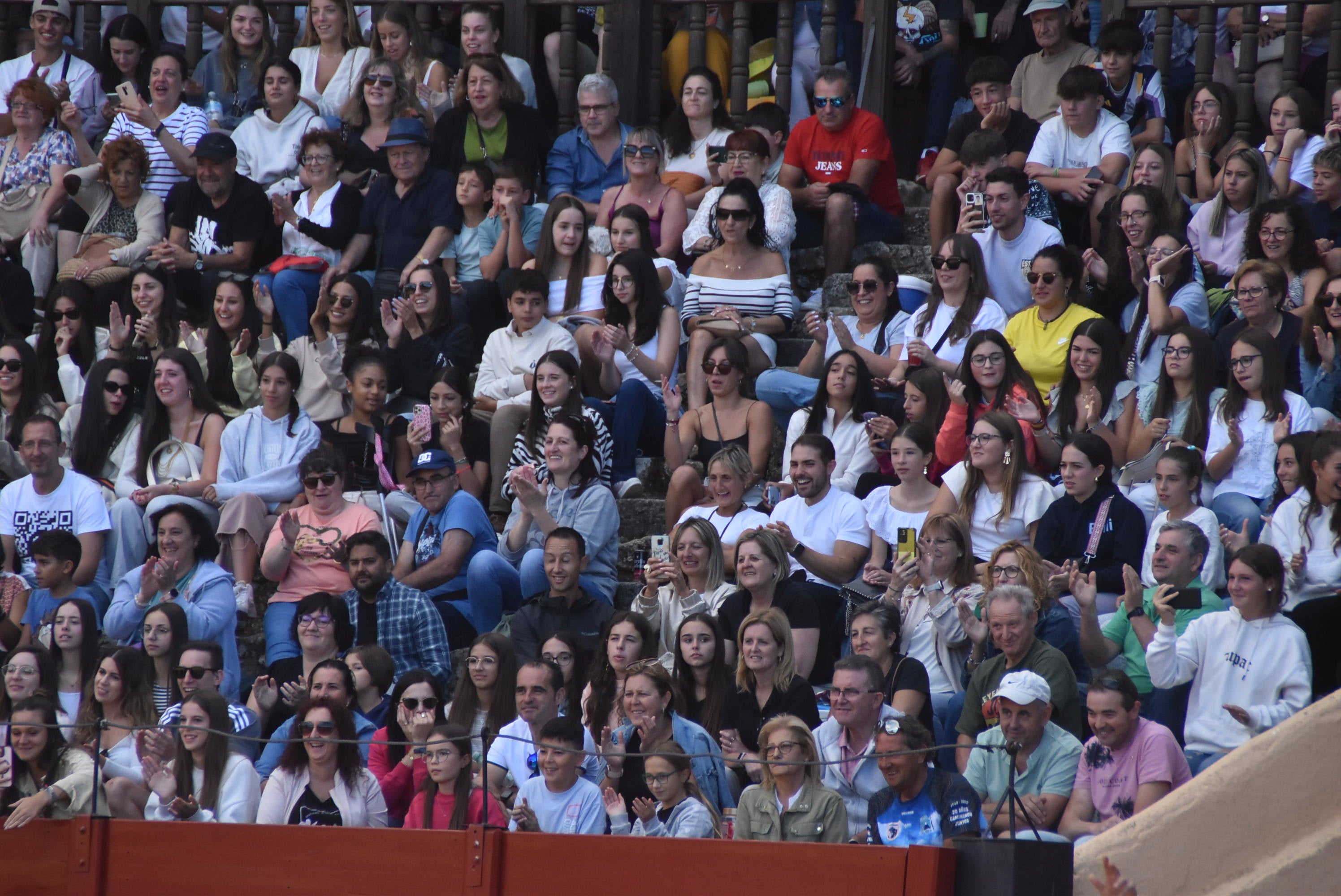 La plaza de toros se queda pequeña en la celebración del Humor Amarillo