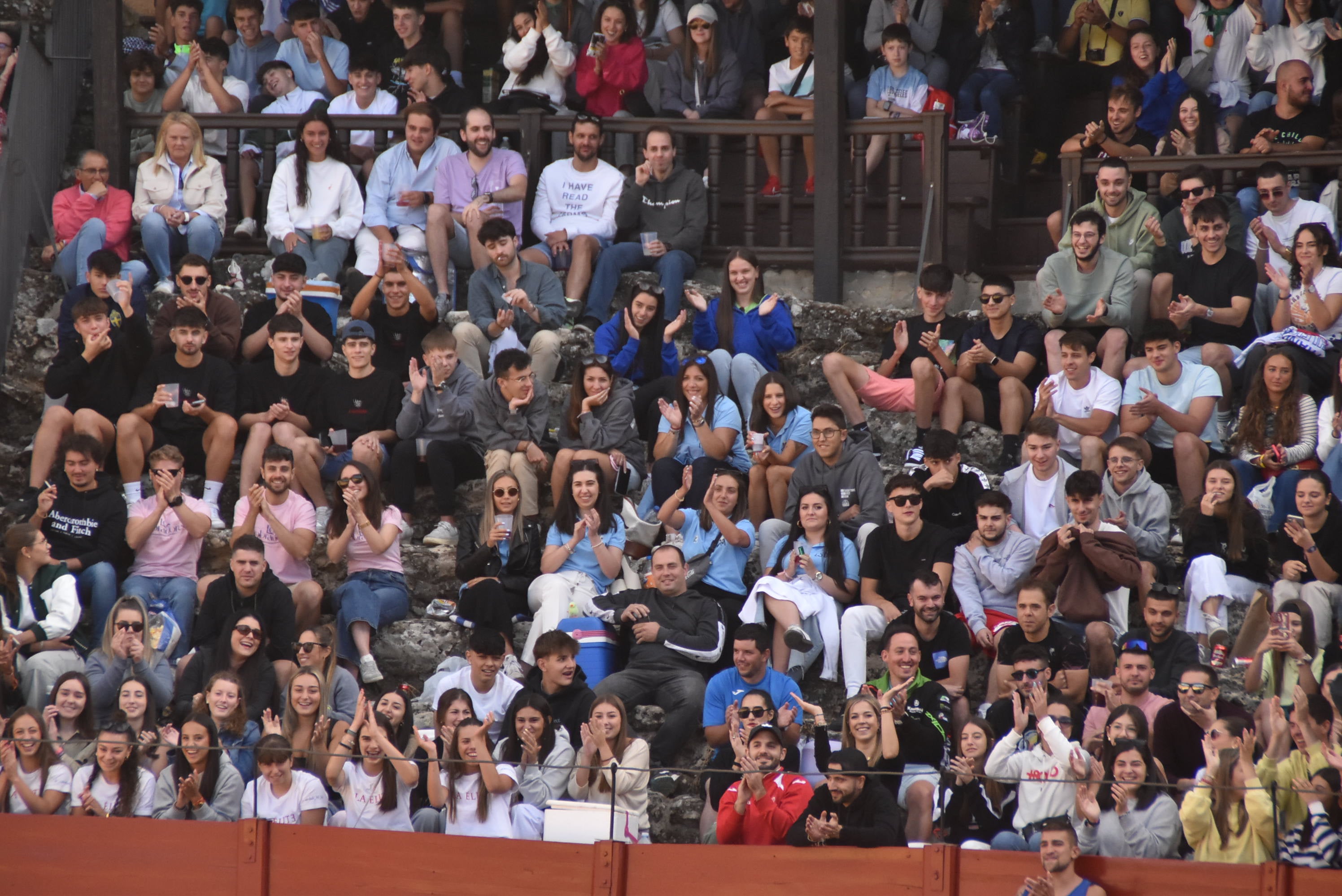 La plaza de toros se queda pequeña en la celebración del Humor Amarillo