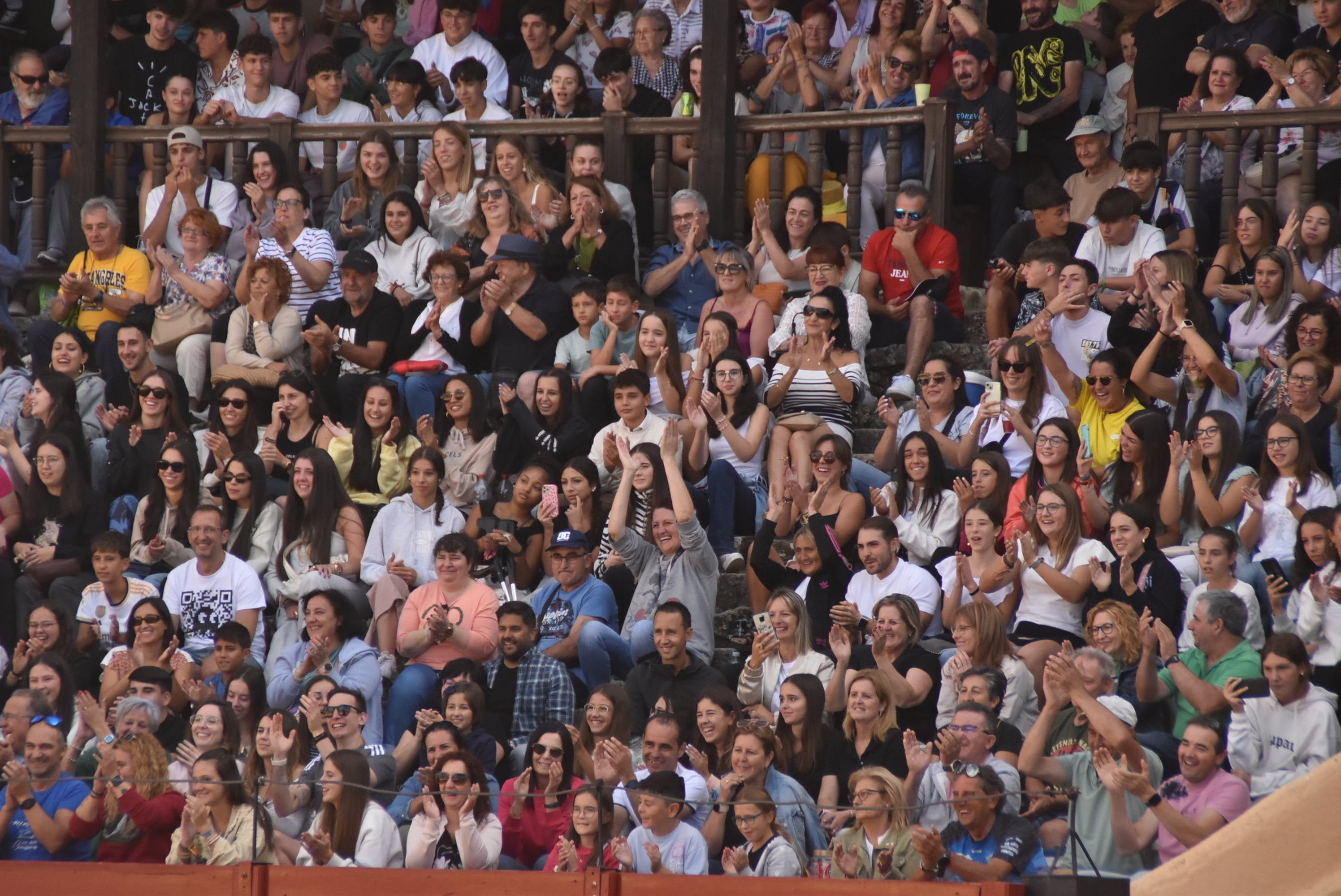 La plaza de toros se queda pequeña en la celebración del Humor Amarillo