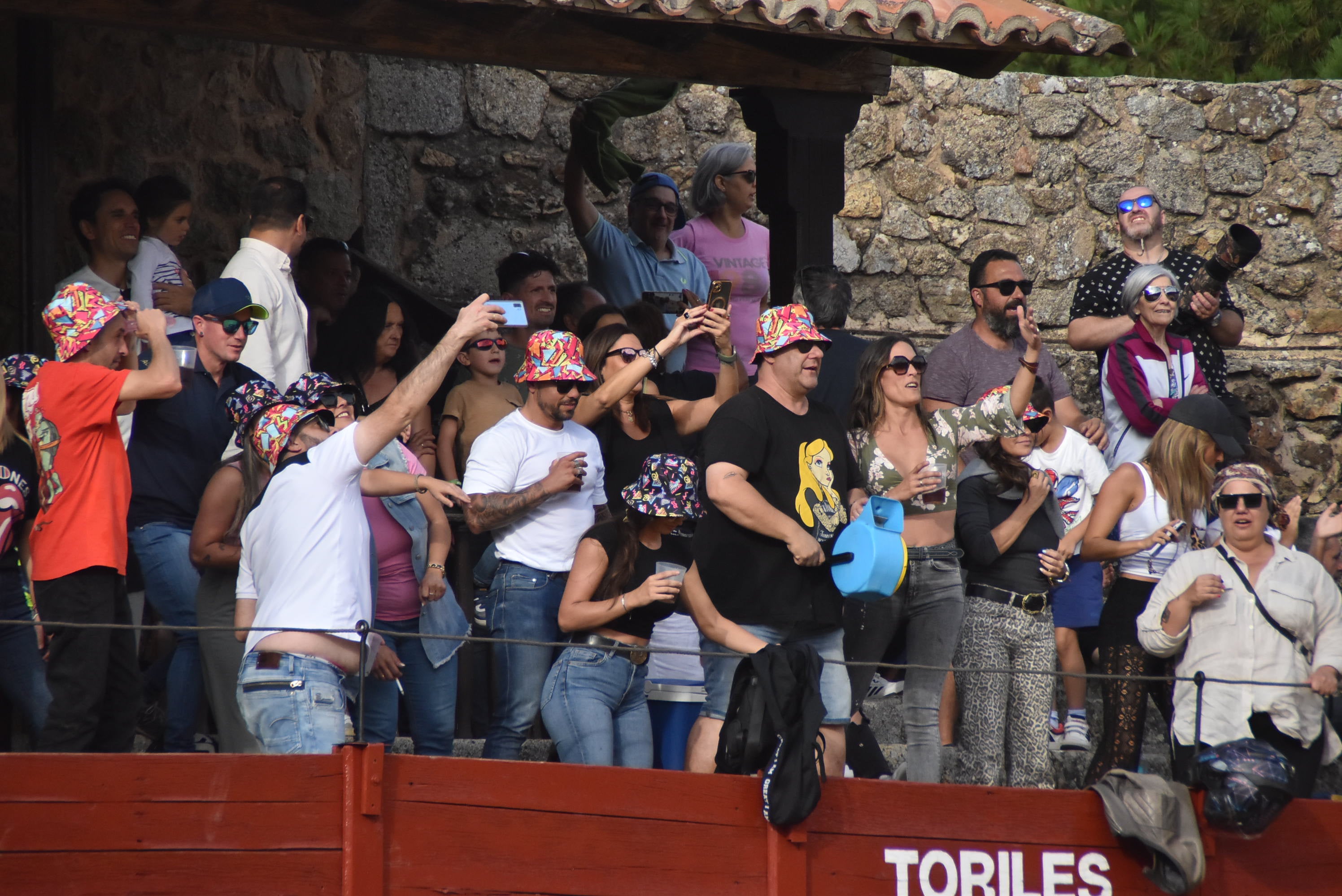 La plaza de toros se queda pequeña en la celebración del Humor Amarillo